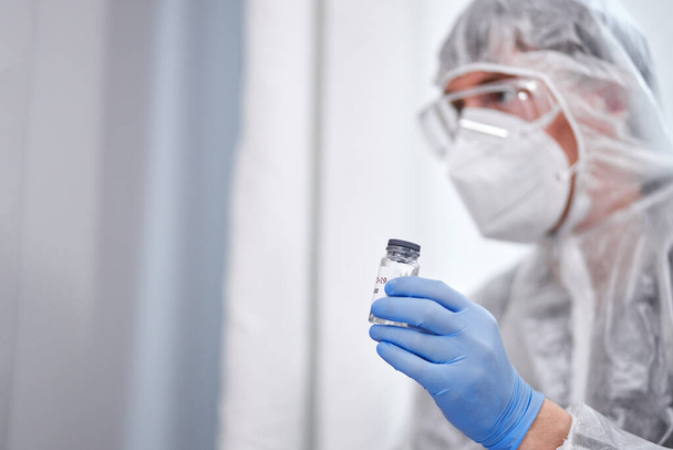 COVID-19, nCoV 2019. Ruisku ja rokote mieslääkärin kädessä - Valokuva, kuva