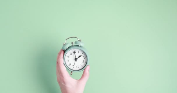 Mujer reenviando el reloj una hora antes para el horario de verano - Imágenes, Vídeo