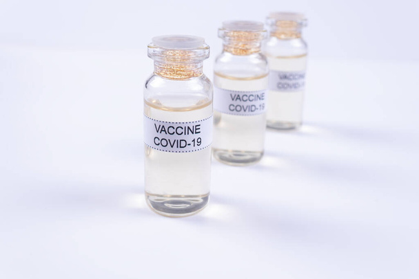 három ampulla Covid-19 vakcinával zsinórban - Fotó, kép