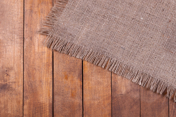 superficie in legno e l'angolo del tappeto con bordi sfrangiati è visibile - Foto, immagini