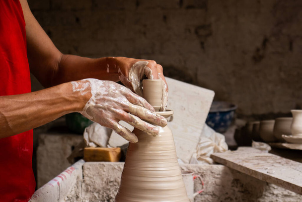 Keramik auf der Töpferscheibe in einer traditionellen Fabrik in der Stadt Raquira im Departement Cundinamarca in Kolumbien - Foto, Bild
