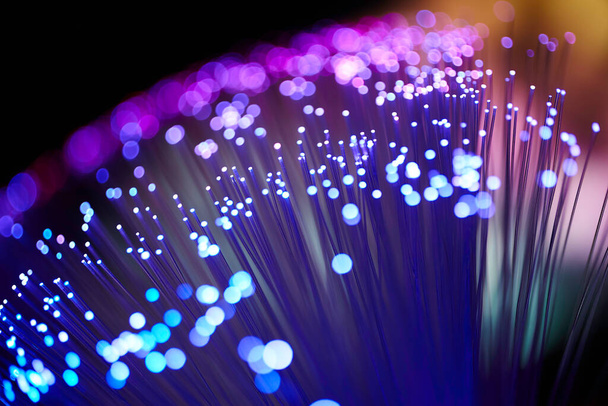 cordas de fibra óptica brilhantes no fundo de cor - Foto, Imagem