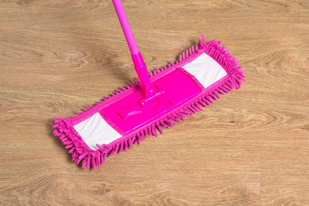 limpando o chão de madeira com vassoura-de-rosa - Foto, Imagem