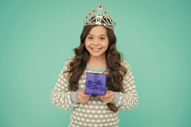 kid in princess crown. happy birthday daughter. Birthday Princess. Kid silver crown symbol of glory. portrait of pride. happy childrens day. cute smiling little girl with gift box - Фото, изображение