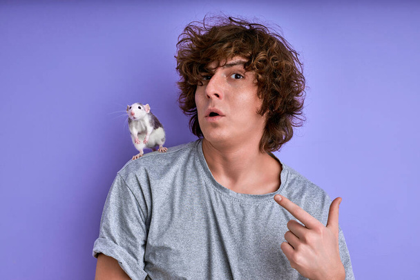 rodent training and taming. male with decorative rat on shoulders - 写真・画像