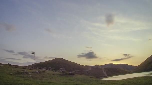 Восход солнца на озере Скаффайоло в Корно-алль-Шкала Эмилия-Романья Италия - Кадры, видео