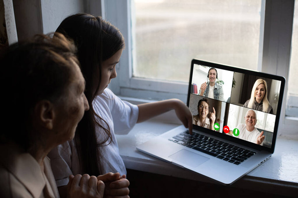 zbliżenie z babcia wideokonferencje z jej rodzina na laptopie w domu - Zdjęcie, obraz