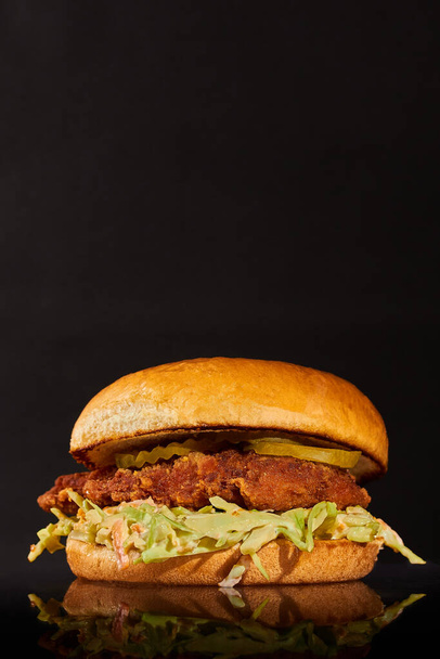 チキンバーガーレストランやアメリカ料理の広告写真。画像や説得力のあるテキストを追加するエレガントな垂直形式の広告. - 写真・画像