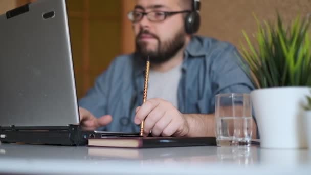 Boldog alkalmi férfi 35 éves dolgozik laptop otthon. - Felvétel, videó