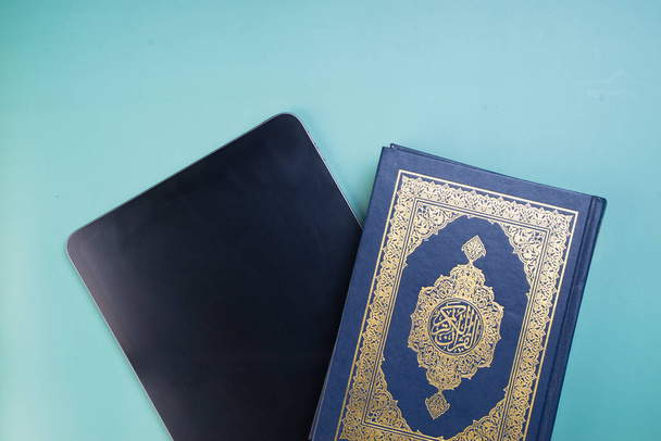 Ramadan Kareem, Eid Mubarak czy islamska koncepcja. Islamska święta księga, Koran lub Kuran. Arabskie słowa na książce oznaczają "Święty Koran". - Zdjęcie, obraz