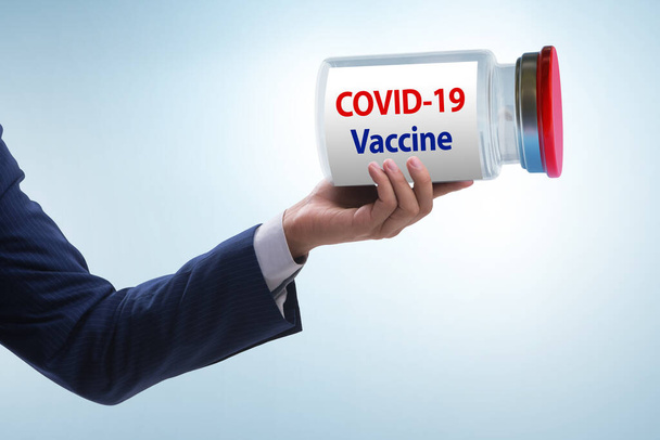 Homme d'affaires dans le concept de vaccination contre le coronavirus covid-19 - Photo, image