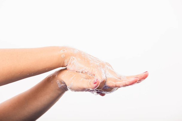 Close up jovem mulher asiática lavar as mãos por sabão para limpeza e evitar germes coronavírus, estúdio filmado isolado em fundo branco, Healthcare Medical COVID-19 conceito de vírus - Foto, Imagem