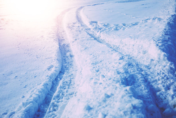 Spuren im Neuschnee am Hang. Winterbild. - Foto, Bild
