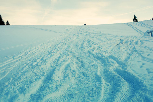 Tepedeki taze kardaki izler. Kış görüntüsü.. - Fotoğraf, Görsel