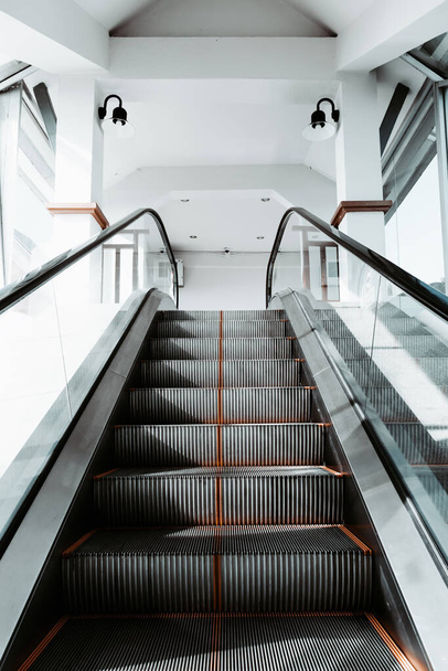 Escalera Escalera Escalera eléctrica de los edificios de exposición Hall, escaleras mecánicas interiores modernas y decoración interior en el centro comercial. Vista Perspectiva de Escalera de Lujo Vacía Escalera Escalera, Edificio de Instalaciones. - Foto, imagen