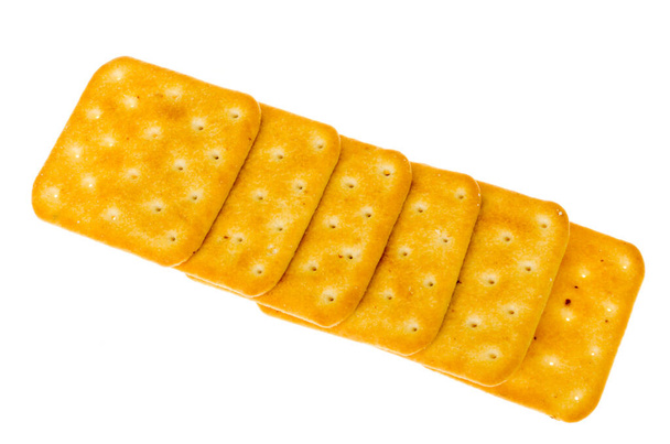 Deliciosos biscoitos dourados de biscoitos salgados isolados em fundo branco. Foto Estúdio - Foto, Imagem
