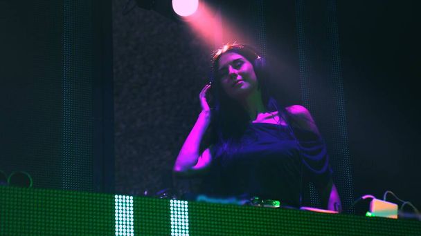 DJ sur scène dans une discothèque mêlant musique techno beat - Photo, image