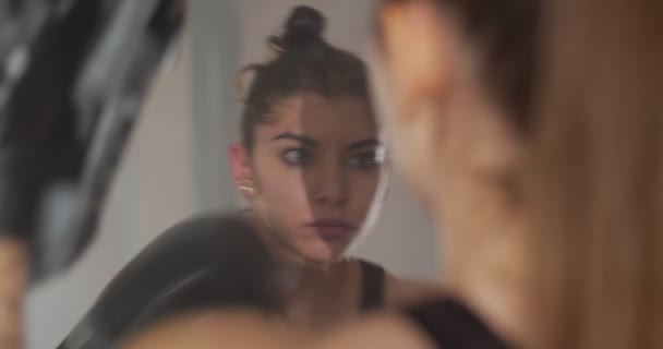 primer plano de dos chicas de boxeo en el gimnasio - Imágenes, Vídeo