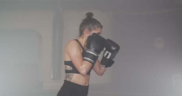 κοντινό πλάνο ενός κοριτσιού που πυγμαχεί στο γυμναστήριο - Πλάνα, βίντεο
