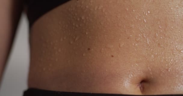 close-up van bezweet vrouwelijk lichaam - Video