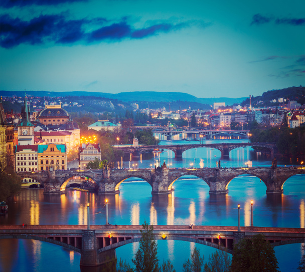 Panoramablick auf Prager Brücken über die Moldau - Foto, Bild