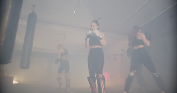 vier Mädchen beim Boxen im Fitnessstudio - Filmmaterial, Video