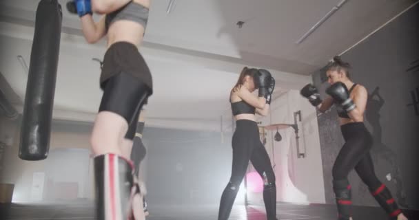 four girl sparing in gym - Footage, Video