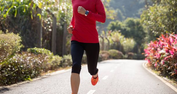 Corredor de fitness mujer corriendo en pista de parque de invierno - Foto, Imagen