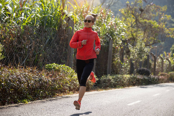 Fitness mulher corredor correndo em trilha parque de inverno - Foto, Imagem