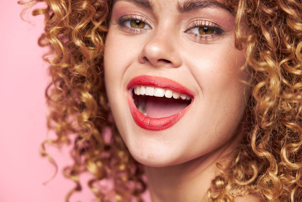 Lady Fun labios rojos sonrisa encanto maquillaje brillante  - Foto, Imagen