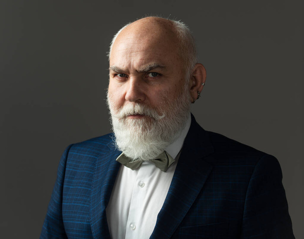 Serious Senior Man. Bearded middle-aged man with a serious expression in a closeup head and shoulders portrait. - Foto, Bild