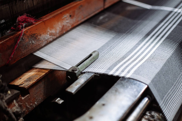 The fabric is in the weaving process - Foto, immagini