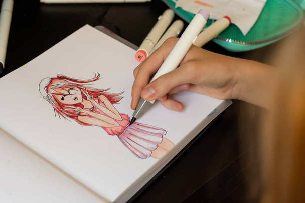 Alkol tabanlı çizim kalemleri olan güzel bir kız çizimi.. - Fotoğraf, Görsel
