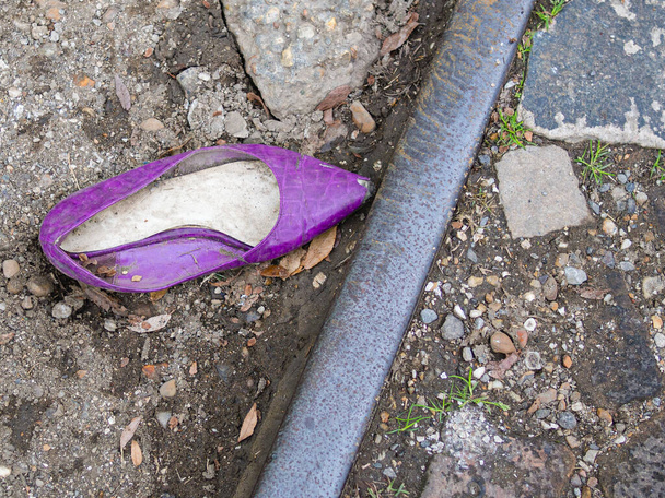 レールトラックの横にあるフラット化された女性の靴(フラット) - 写真・画像
