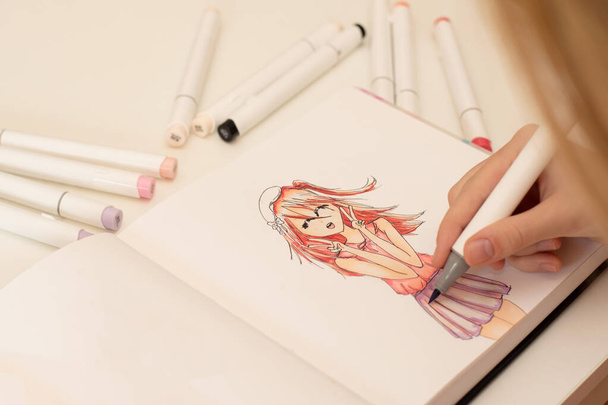 Kézrajz egy aranyos lány anime stílusú vázlat alkohol alapú vázlat rajz markerek. - Fotó, kép