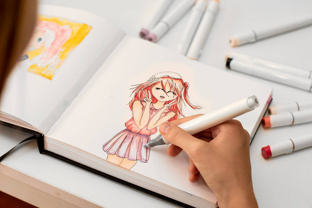 Hand drawing a cute girl anime style sketch with alcohol based sketch drawing markers. - Foto, afbeelding