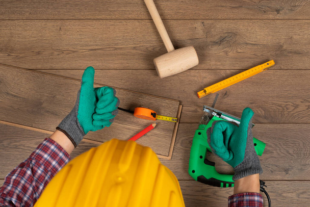 Craftsman installing  laminate flooring in new apartment - Fotó, kép