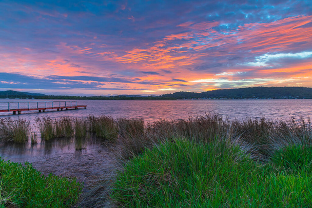 Sunrise over the bay at Woy Woy Waterfront on the Central Coast, NSW, Australia. - Foto, Imagen