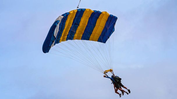 Açık mavi gökyüzüne karşı paraşütle atlamaya hazır ikili hava dalgıçları. - Fotoğraf, Görsel