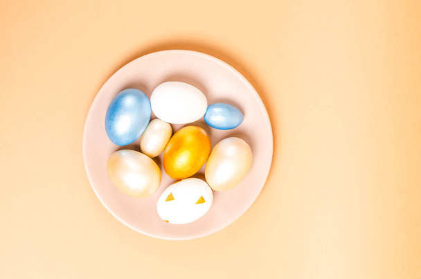 Painted eggs for Easter on a grater on a beige background. Flat lay, postcard blank, space for text, copy space. View from above. - Fotografie, Obrázek