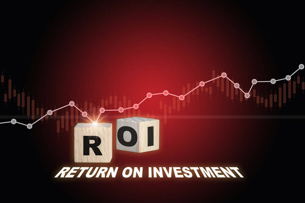 Ahşap küplere ve kırmızı arka planda büyüme grafiğine ROI yazıldı. Yatırım kavramları ve ticari zorluklar üzerine geri dönüş başarı çabası fikri - Fotoğraf, Görsel