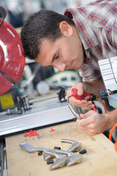 man repairing something in workshop - Foto, Bild