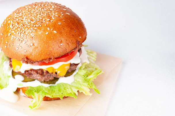Izolált ízletes burger sajttal és paradicsommal - Fotó, kép