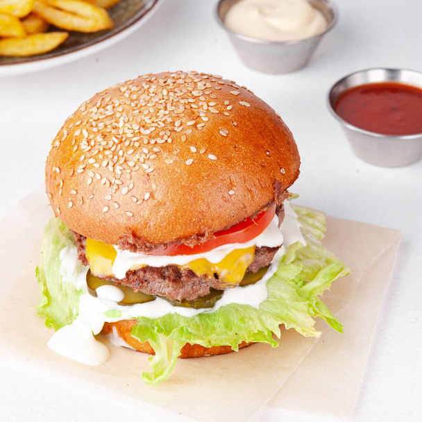Sezamový burger a hranolky v restauraci - Fotografie, Obrázek