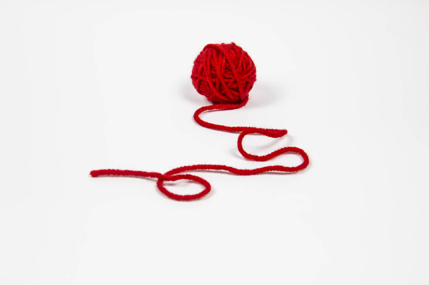 madeja roja de hilo sobre fondo blanco. Pelota roja de lana hilo rojo aislado en blanco - Foto, Imagen