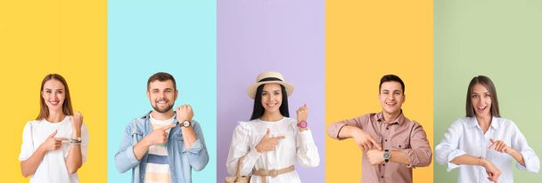 Collage van jongeren met polshorloges op kleur achtergrond - Foto, afbeelding