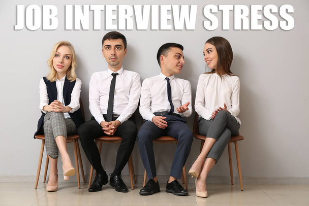 Νέοι που περιμένουν συνέντευξη για δουλειά σε εσωτερικούς χώρους - Φωτογραφία, εικόνα