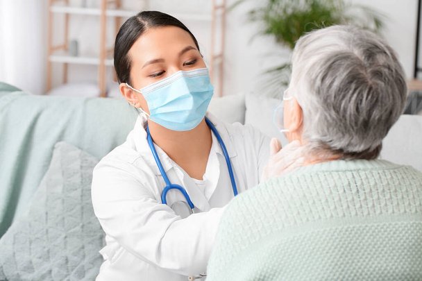 Médico examinando mulher idosa em casa - Foto, Imagem