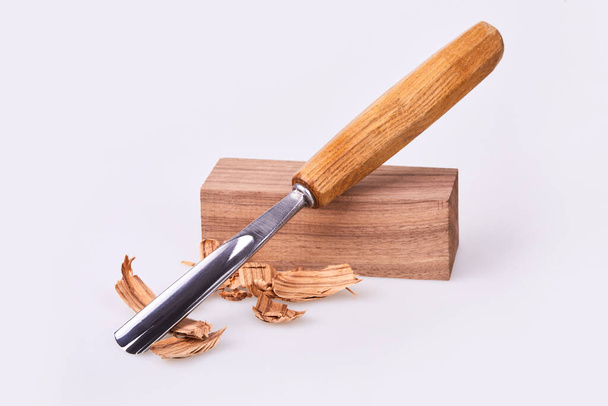 Κισέλ για σκάλισμα ξύλου, εργαλείο γλυπτικής που απομονώνεται σε λευκό φόντο. Πάγκος εργασίας ξυλουργού - Φωτογραφία, εικόνα
