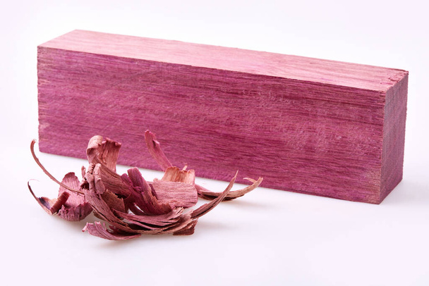 Bloques de madera de color con virutas aisladas sobre fondo blanco. Se utiliza para la escultura de madera hecha a mano - Foto, Imagen